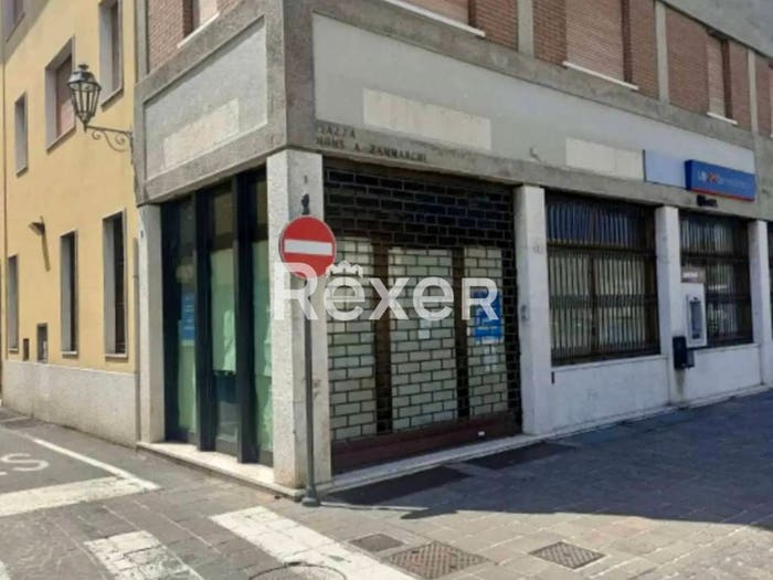 Casa con 6 locali in vendita in Piazza Mons A Zammarchi, Centro, Castrezzato