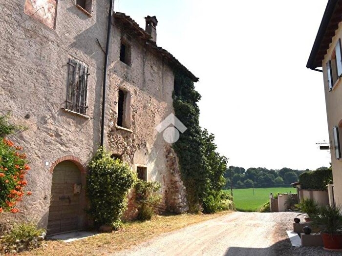 Casa con 6 locali in vendita in Strada San Pietro Località Merlotta, Monzambano