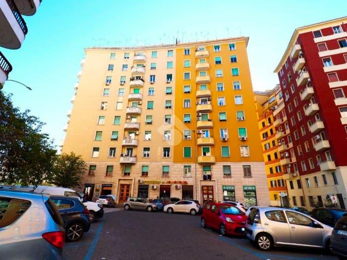 Appartamento trilocale in vendita in Piazza Ragusa, Villa Fiorelli, Roma