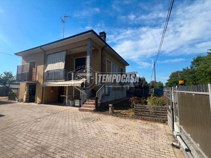 Casa quadrilocale in vendita in Via Varese, Centro, Lonate Pozzolo
