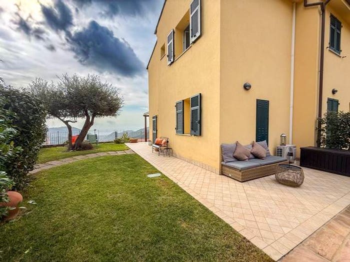 Casa trilocale in vendita in Via Francesco Crispi, Centro, Pietra Ligure