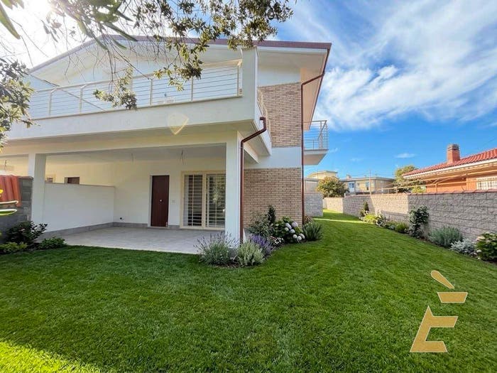Casa quadrilocale in vendita in Lungomare Enea, Lavinio Mare, Anzio