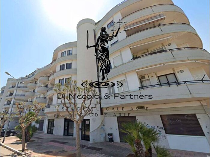 Appartamento con 6 locali in vendita in Via Ing Domenico Tolomeo, Trani