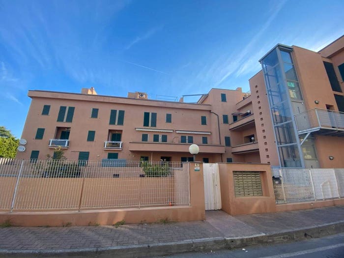 Appartamento trilocale in vendita in Via Gioacchino Rossini, Centro, Loano