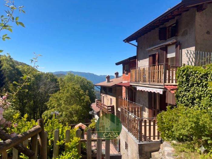 Casa con 6 locali in vendita in Frazione Noceno, Bellano