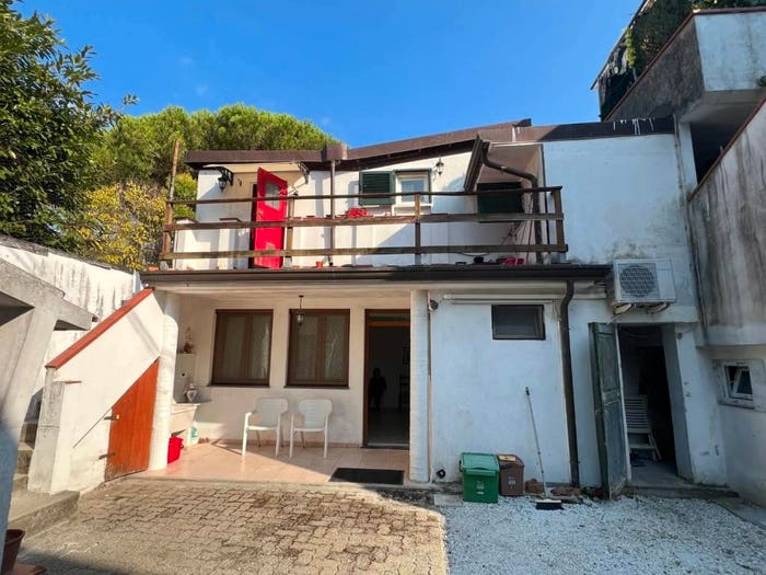 Casa con 6 locali in vendita in Via Felice Cavallotti, Centro, Massa