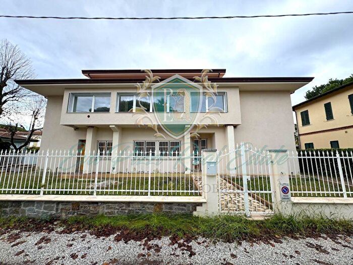 Appartamento con 5 locali in vendita in Via Nazario Sauro, Centro, Forte dei Marmi