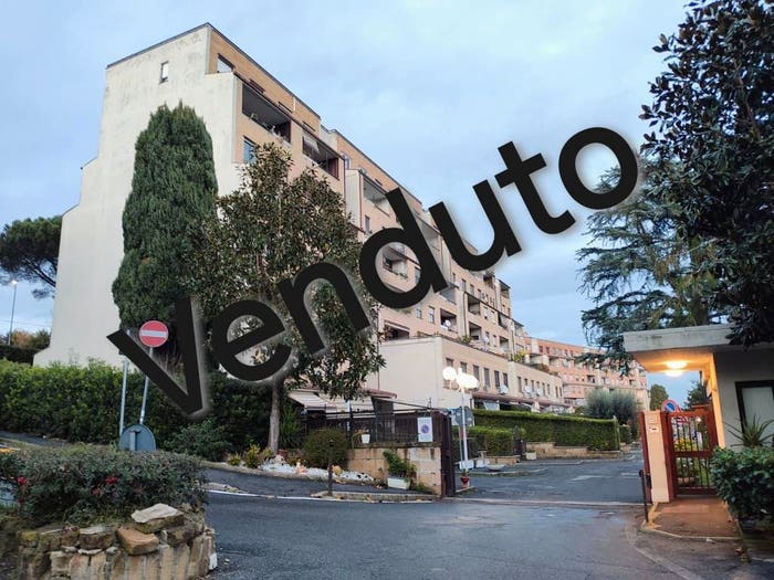 Appartamento trilocale in vendita in Via Busto Arsizio, Labaro, Roma