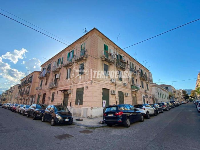 Appartamento trilocale in vendita in Via Reggio Calabria, Quartiere Americano, Messina