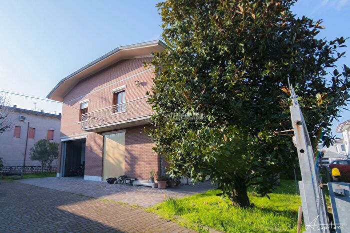 Appartamento con 6 locali in vendita in Via Pietro Giannone, Camposanto