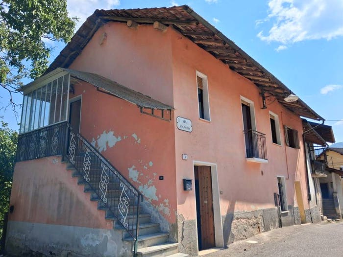 Casa trilocale in vendita in Via Luigi Fantino, Centro, Roccasparvera