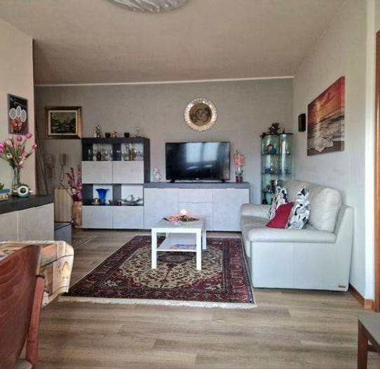 Appartamento trilocale in vendita in Marina di Massa Centro, Massa