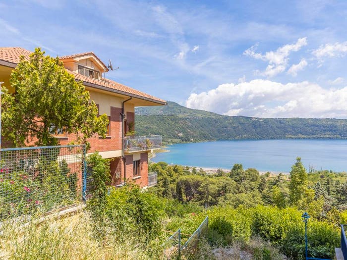 Appartamento trilocale in vendita in Viale Bruno Buozzi, Centro, Castel Gandolfo