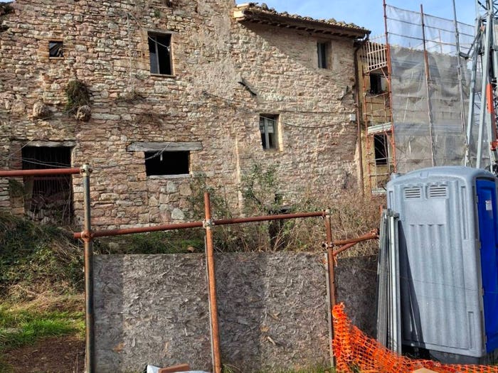 Casa con 6 locali in vendita in Acquacanina Frazione Meriggio, Fiastra