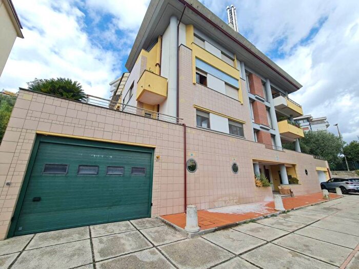 Appartamento con 6 locali in vendita in Acquedotto, Cosenza
