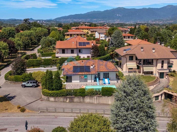 Casa con 6 locali in vendita in Via Valli, Garbagnate, Garbagnate Monastero