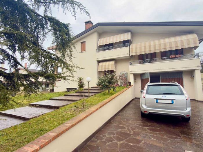 Casa con 6 locali in vendita in via S Pio X, Centro, Noale
