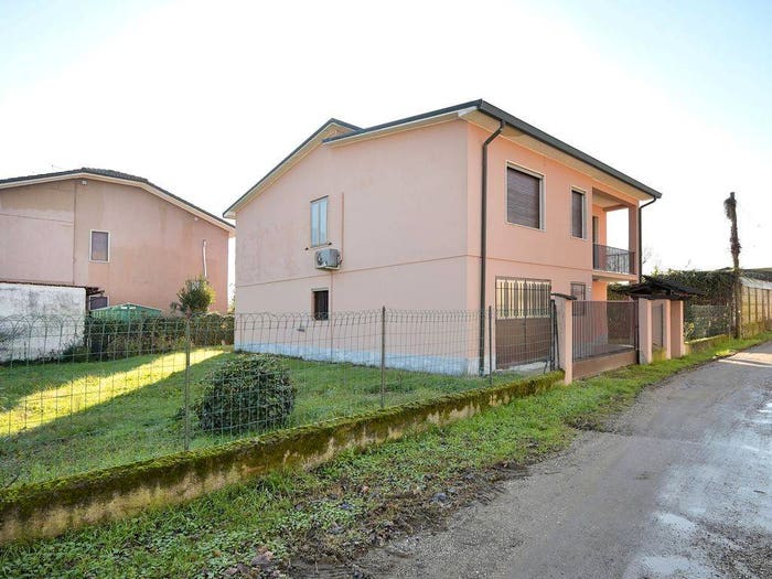 Casa quadrilocale in vendita in Via Vigevano, Motta Visconti