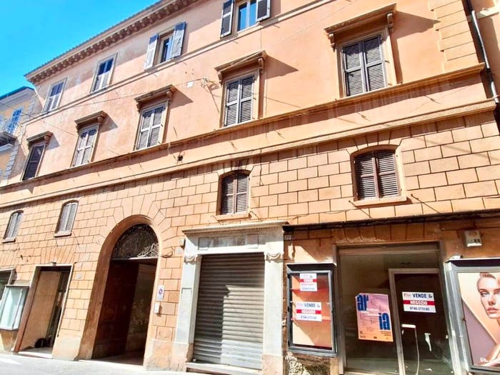 Appartamento con 6 locali in vendita in Via Roma, Rieti
