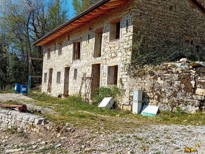 Casa con 6 locali in vendita in Revine Lago