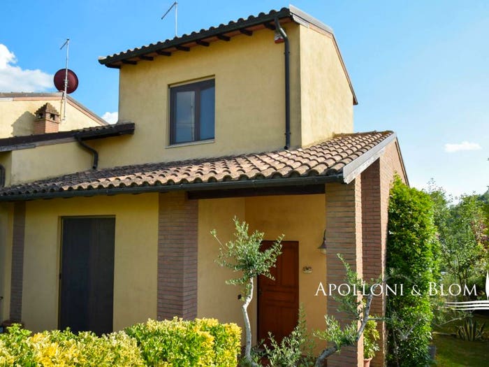 Casa con 6 locali in vendita in Via Morandi, Abbadia, Montepulciano