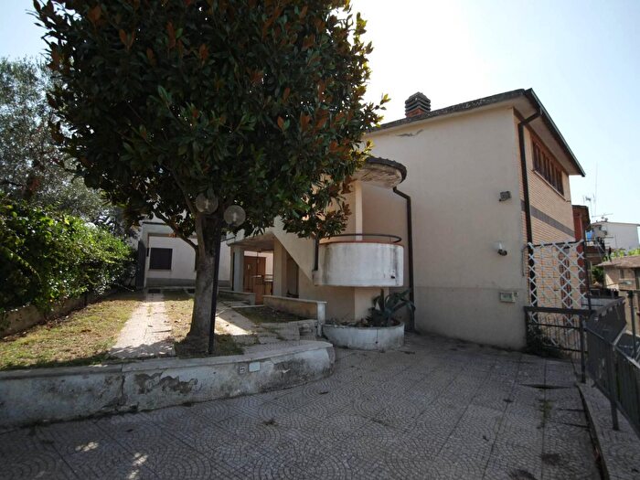 Casa con 7 locali in vendita in Piazza San Giovanni, Monteleone Sabino