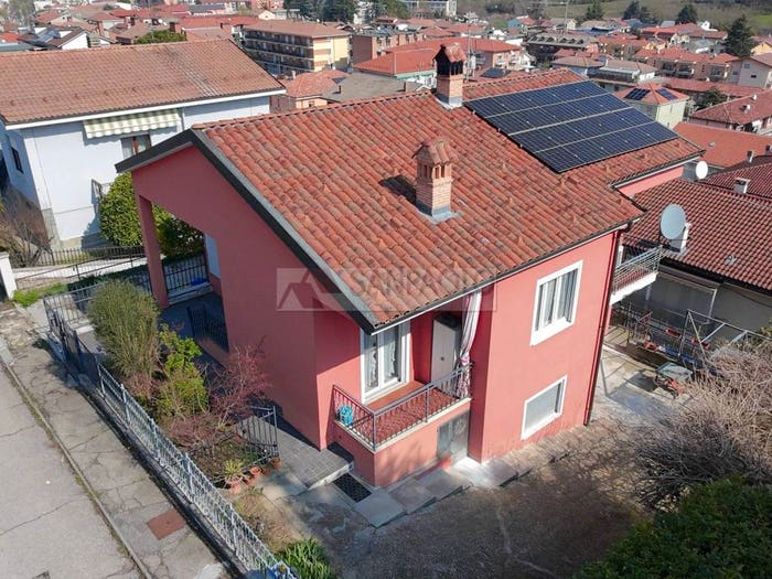 Casa con 6 locali in vendita in Via Guido Chiampo, Corso Langhe Moretta Corso Cortemilia, Alba