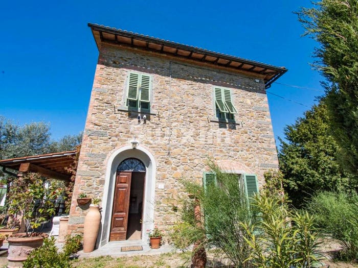 Casa con 6 locali in vendita in Bucine