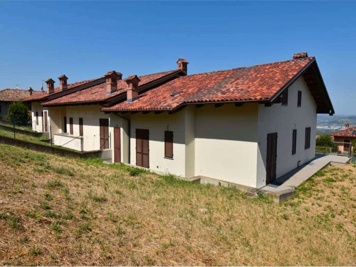 Casa con 5 locali in vendita in via Ruoms, Treiso