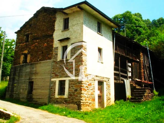 Casa con 6 locali in vendita in Piazza Roma, Angrogna