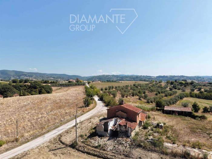 Casa con 6 locali in vendita in Casalina, Deruta