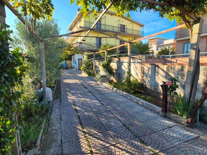 Appartamento trilocale in vendita in Via delle Due Torri, Torre Gaia, Roma