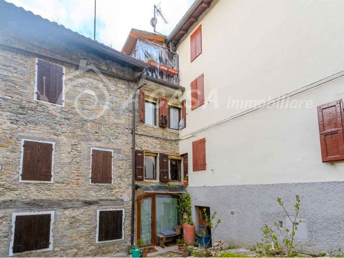 Casa con 6 locali in vendita in Via Battilocchi, Calestano