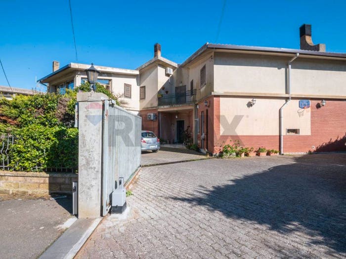 Appartamento con 6 locali in vendita in Via Bernardino Nigro, Centro, Caltagirone