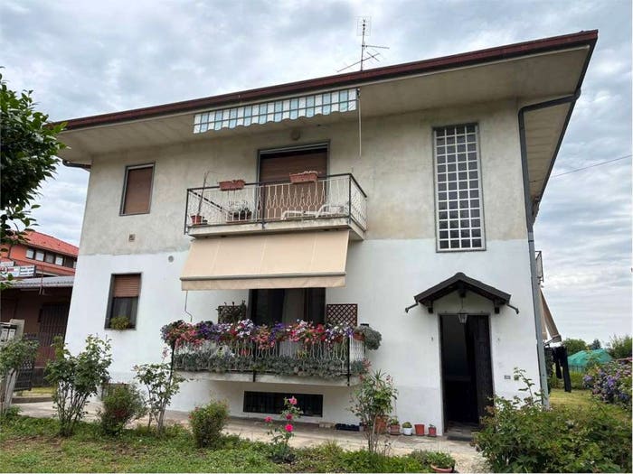 Appartamento quadrilocale in vendita in Via Verbano, Centro, Oleggio