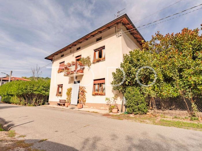 Casa con 6 locali in vendita in Frazione Bozzonetti, Masserano