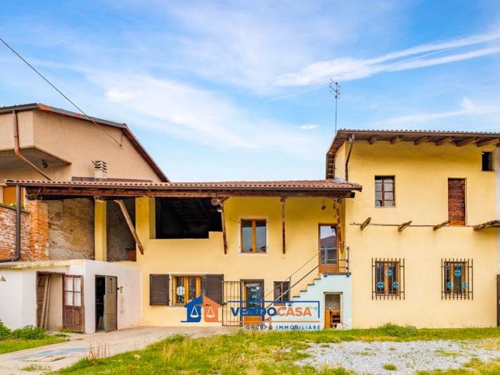 Casa con 6 locali in vendita in Via Roma, Montanera