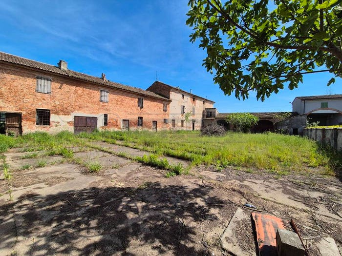 Casa con 6 locali in vendita in Località Menabue, GabbionetaBinanuova