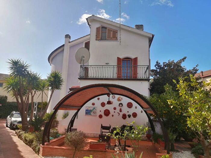 Casa con 6 locali in vendita in Via Monsignore Giovanni Apa, Santa Maria, Catanzaro