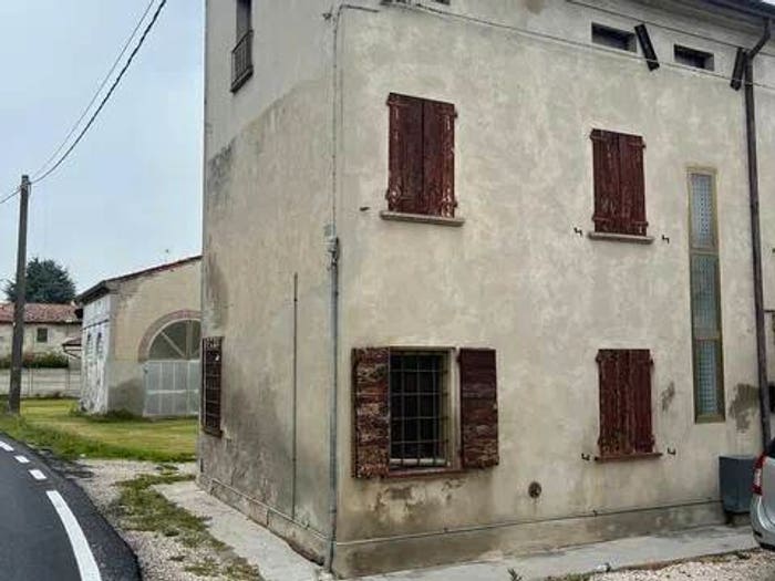 Casa con 6 locali in vendita in Via Brazzuolo No Number, Centro, Schivenoglia