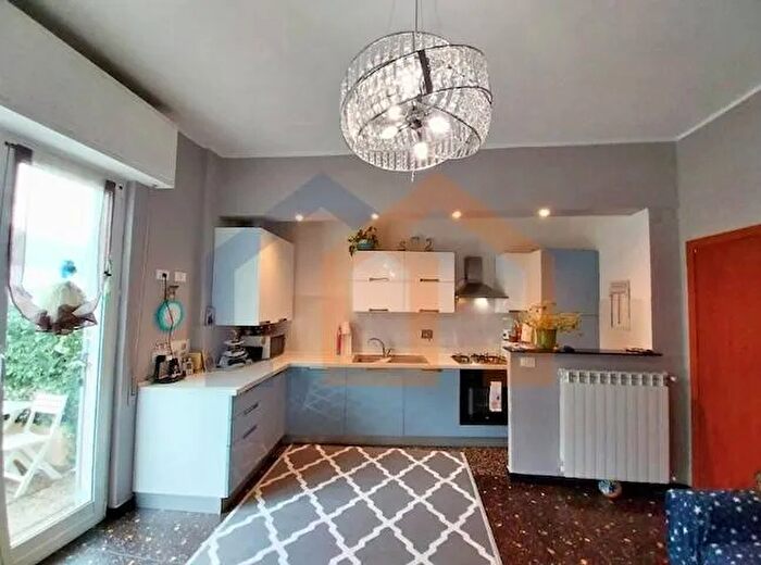 Appartamento trilocale in vendita in Via Giuseppe Barbiani, Savona