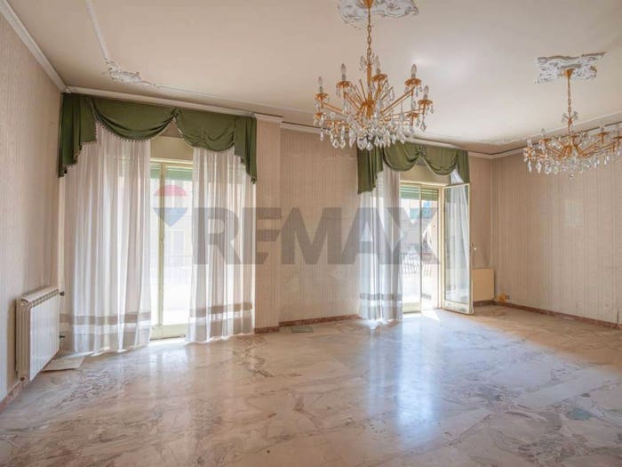 Appartamento con 6 locali in vendita in Via Camillo Benso Conte di Cavour, Centro, Caltagirone