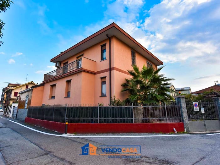 Casa con 6 locali in vendita in Viale Stazione Sangone, Mercato Santa Maria, Moncalieri