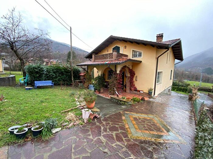 Casa con 6 locali in vendita in Strada Provinciale di Arlia Valico per Comano, Comano