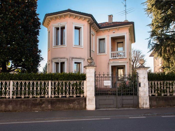 Casa con 6 locali in vendita in Via Camillo Benso di Cavour, Centro, Castronno