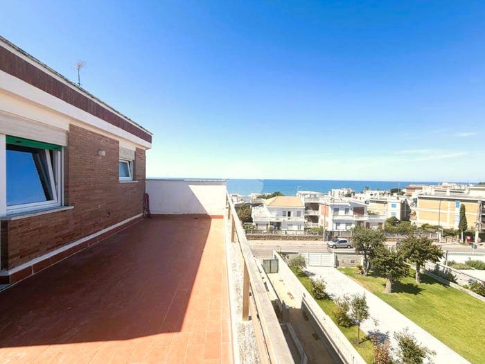 Casa con 5 locali in vendita in Lungomare Enea, Lavinio Mare, Anzio