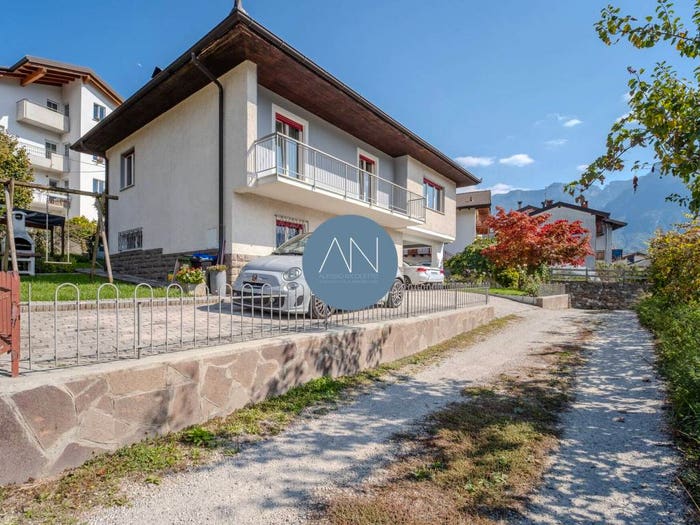 Casa con 6 locali in vendita in Via Monsignor Caproni, Centro, Levico Terme