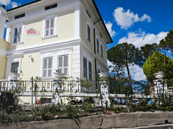 Casa con 6 locali in vendita in Paduli