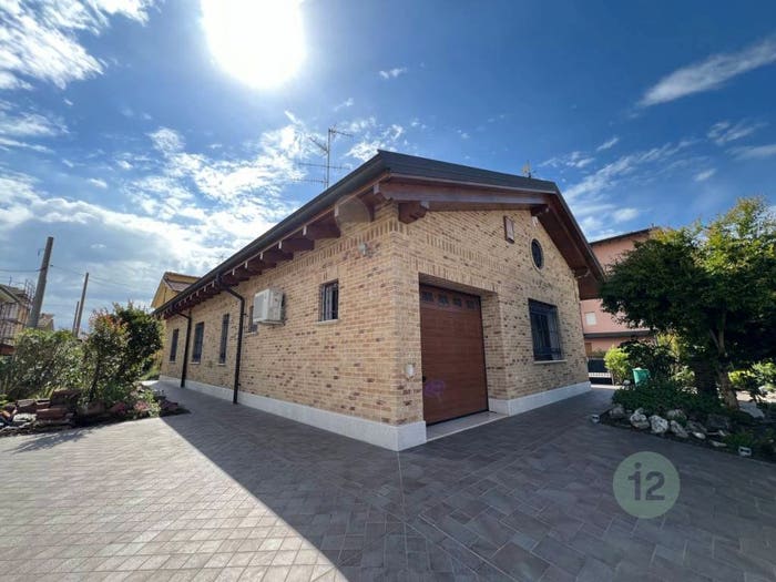 Casa con 6 locali in vendita in Via lolli, Centro, Mirandola