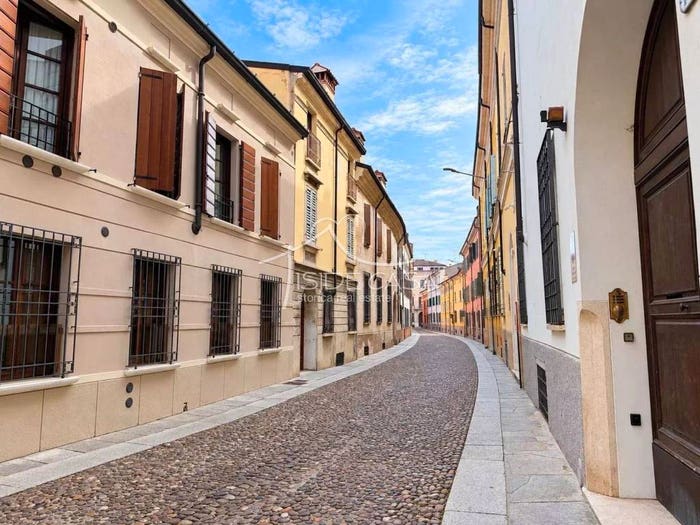 Appartamento con 6 locali in vendita in Via Gilberto Govi, Centro, Mantova